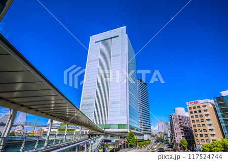 日本の横浜都市景観 桜木町駅 新南口前の人道橋から横浜市役所や桜木町駅入口などを望む=8月17日 日本の横浜都市景観 桜木町駅 新南口前の人道橋から横浜市役所や桜木町駅入口などを望む=8月17日 117524744