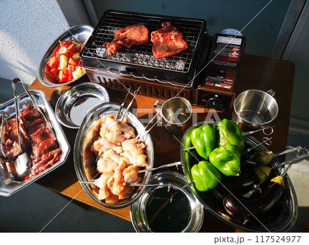 ベランダで焼き肉バーベキュー 117524977