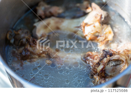 圧力鍋で茹でた生肉の犬の餌　ゲンコツ 117525086