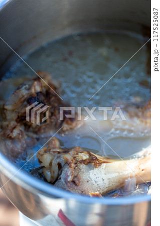 圧力鍋で茹でた生肉の犬の餌 ゲンコツ 圧力鍋で茹でた生肉の犬の餌 ゲンコツ 117525087