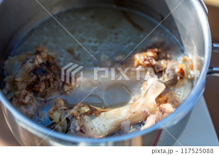 圧力鍋で茹でた生肉の犬の餌　ゲンコツ 117525088