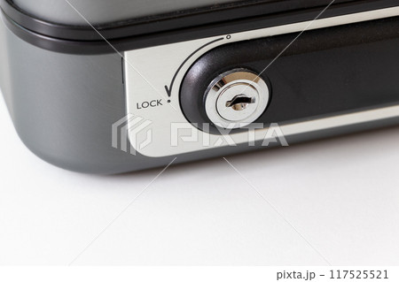 金庫の鍵穴にクローズアップ 117525521