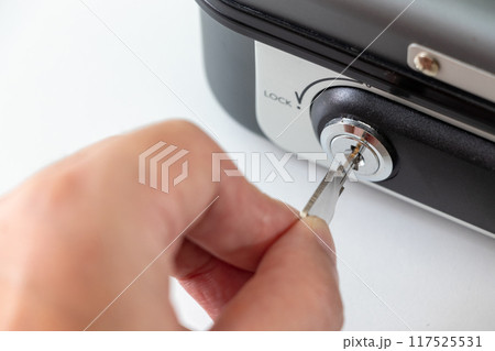 鍵穴に鍵を差し込む 117525531