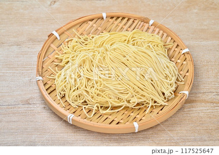 食材、生の中華麺、細麺、生麺。細打ち中華麺。 117525647