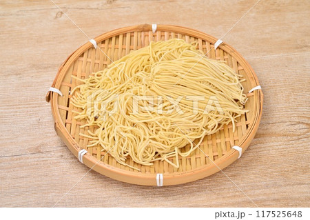 食材、生の中華麺、細麺、生麺。細打ち中華麺。 食材、生の中華麺、細麺、生麺。細打ち中華麺。 117525648