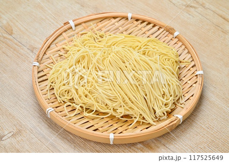 食材、生の中華麺、細麺、生麺。細打ち中華麺。 117525649