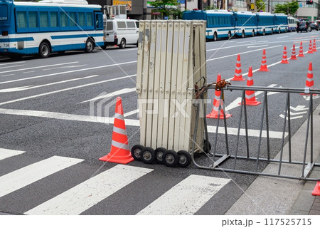 警視庁　交通規制と人員輸送車 117525715