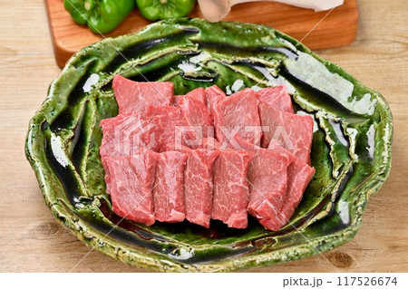 食材、焼肉用の生肉、ランプ肉、牛肉、赤身肉、モモ肉。 食材、焼肉用の生肉、ランプ肉、牛肉、赤身肉、モモ肉。 117526674