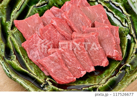 食材、焼肉用の生肉、ランプ肉、牛肉、赤身肉、モモ肉。 117526677