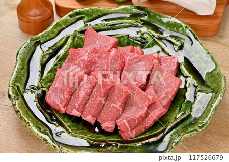 食材、焼肉用の生肉、ランプ肉、牛肉、赤身肉、モモ肉。 117526679