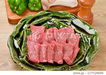 食材、焼肉用の生肉、ランプ肉、牛肉、赤身肉、モモ肉。 食材、焼肉用の生肉、ランプ肉、牛肉、赤身肉、モモ肉。 117526680
