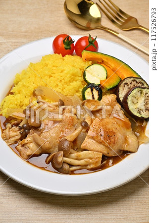 手作りのチキンカレー、大きめ鶏モモ肉、スパイシーカレー、夏野菜トッピング。 手作りのチキンカレー、大きめ鶏モモ肉、スパイシーカレー、夏野菜トッピング。 117526793