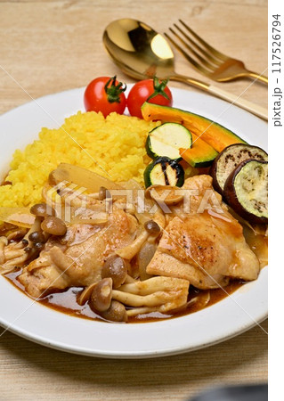手作りのチキンカレー、大きめ鶏モモ肉、スパイシーカレー、夏野菜トッピング。 手作りのチキンカレー、大きめ鶏モモ肉、スパイシーカレー、夏野菜トッピング。 117526794