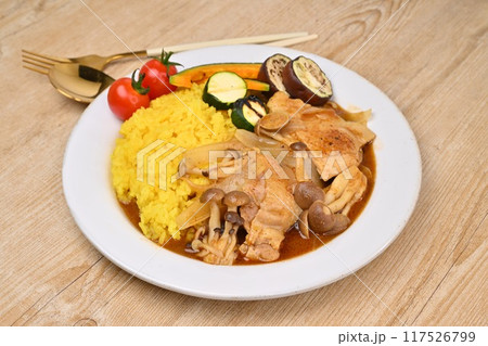 手作りのチキンカレー、大きめ鶏モモ肉、スパイシーカレー、夏野菜トッピング。 手作りのチキンカレー、大きめ鶏モモ肉、スパイシーカレー、夏野菜トッピング。 117526799