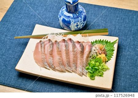 皮目を炙ってある「サワラ、さわら、鰆」のお刺身、刺し身、サシミ。 皮目を炙ってある「サワラ、さわら、鰆」のお刺身、刺し身、サシミ。 117526948