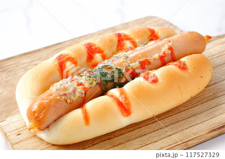 おいしそうなフランクフルトソーセージパン(ホットドッグ) おいしそうなフランクフルトソーセージパン(ホットドッグ) 117527329