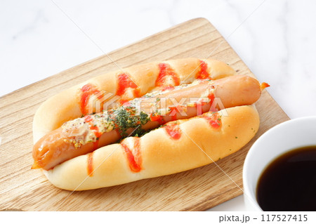 おいしそうなフランクフルトソーセージパン(ホットドッグ)とコーヒーでランチタイム おいしそうなフランクフルトソーセージパン(ホットドッグ)とコーヒーでランチタイム 117527415