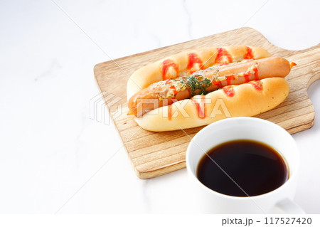 おいしそうなフランクフルトソーセージパン（ホットドッグ）とコーヒーでランチタイム 117527420