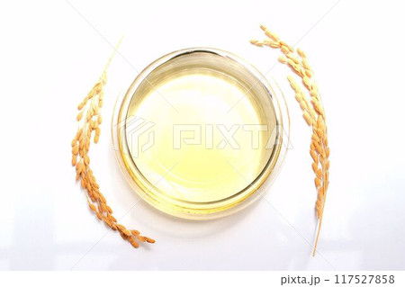 ガラスの器にはいった米油 ガラスの器にはいった米油 117527858