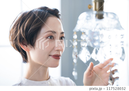 インテリアをコーディネートするのミドル女性 117528032