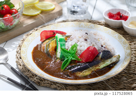 雑穀米を使用した 夏野菜カレー 117528065