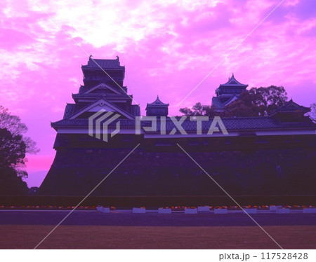 朝焼けに染まる熊本城、大天守と小天守（別名:銀杏城）/「日本三名城」/「国指定特別史跡」 117528428
