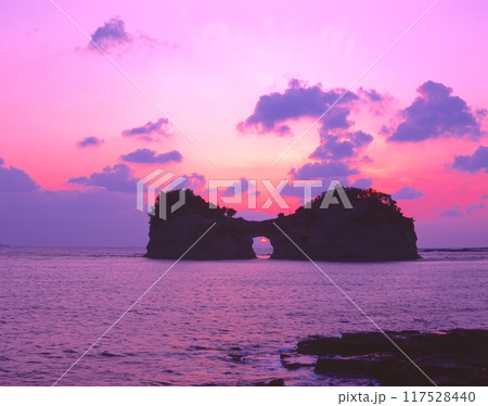 「国指定名勝」円月島（えんげつとう）とその海蝕洞穴に入り沈む夕陽 117528440