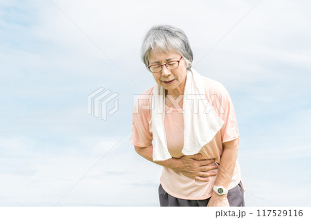 運動中に腹痛・お腹が痛くなった高齢者・シニア女性 117529116