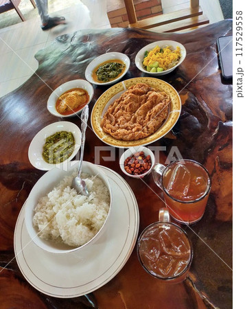 berbagai macam makanan penutup Minang di pasaran 117529558