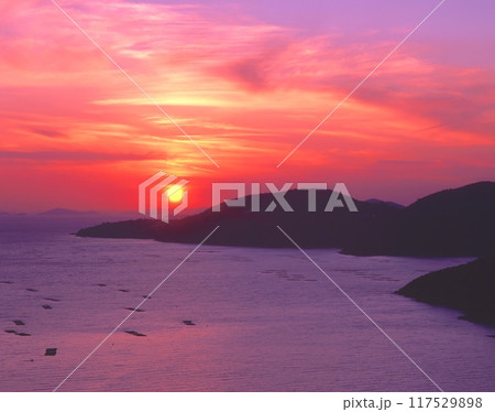 万葉岬より赤穂御崎、蔓島（かずらしま/通称:おわん島）、牡蠣の養殖筏群と夕陽を展望/「日本の夕陽百選 117529898