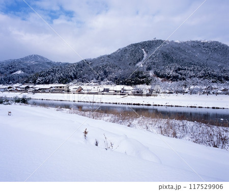 天空の城「竹田城跡」と竹田の城下町の雪景色/円山川河川敷より/日本100名城/国指定史跡 天空の城「竹田城跡」と竹田の城下町の雪景色/円山川河川敷より/日本100名城/国指定史跡 117529906