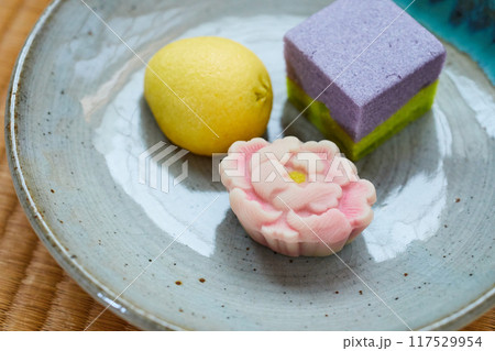 上品で美しい三種の和菓子 117529954