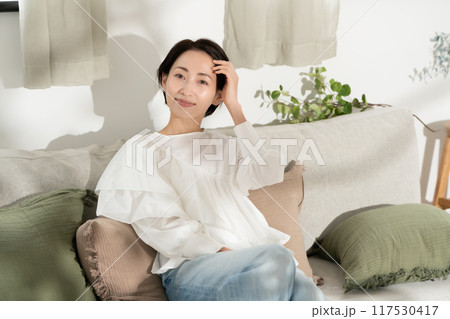 女性　日差し　のんびり 117530417