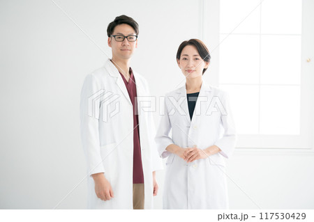 白衣 医療 研究 男女 白衣 医療 研究 男女 117530429