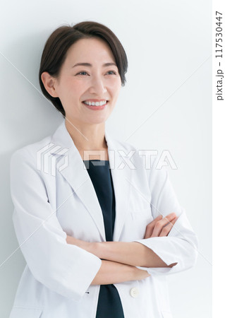 白衣の女性 白衣の女性 117530447