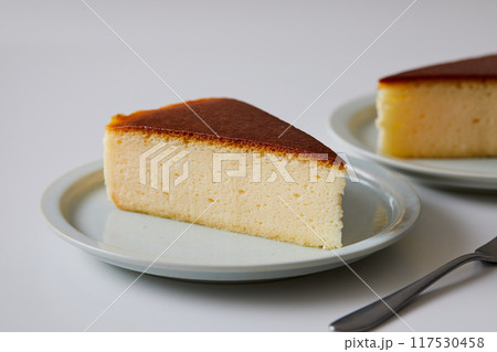 シンプルで落ち着いた雰囲気のスタイリングで撮られたチーズケーキ シンプルで落ち着いた雰囲気のスタイリングで撮られたチーズケーキ 117530458