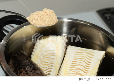 皮付きたけのこのアク抜き〜米ぬかを投入しエグ味を除去 117530677