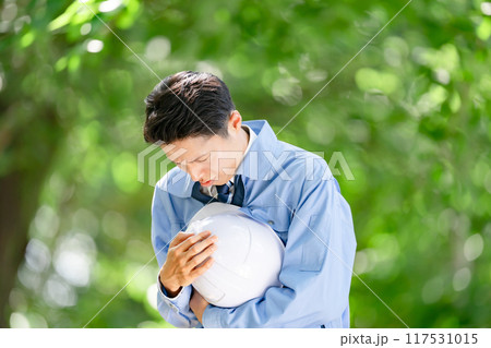 作業着の男性 新緑 悩む 作業着の男性 新緑 悩む 117531015