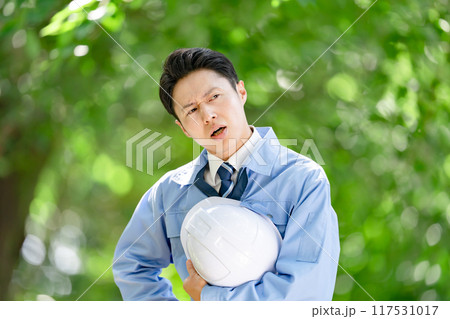 作業着の男性　新緑　悩む 117531017