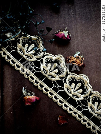 インド刺繍リボンとシックなバラのドライフラワー インド刺繍リボンとシックなバラのドライフラワー 117531108