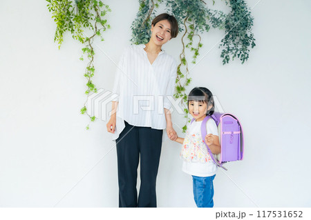 ランドセルを背負った女の子と母親 ランドセルを背負った女の子と母親 117531652