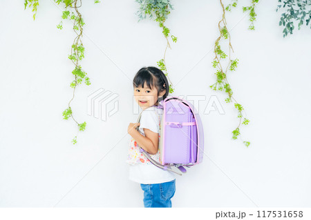 ランドセルを背負った女の子 117531658