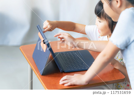 ノートパソコンで遊ぶ子供たち 117531659