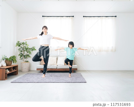リビングルームで運動する親子 リビングルームで運動する親子 117531693