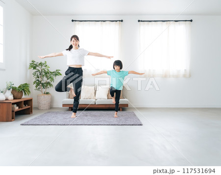 リビングルームで運動する親子 リビングルームで運動する親子 117531694