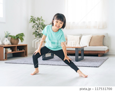 部屋で運動する女の子 部屋で運動する女の子 117531700
