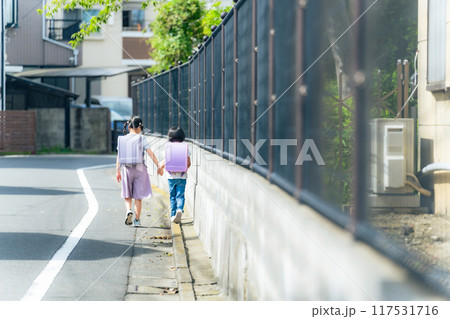 通学路を歩く二人の女の子 通学路を歩く二人の女の子 117531716