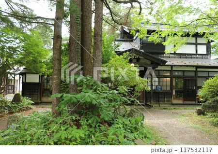 角館の外町に建つ豪壮な家屋 117532117