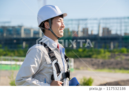 工事現場に立つ男性・フルハーネス 工事現場に立つ男性・フルハーネス 117532186