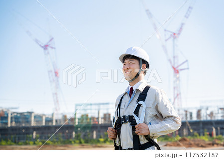 工事現場に立つ男性・フルハーネス 工事現場に立つ男性・フルハーネス 117532187